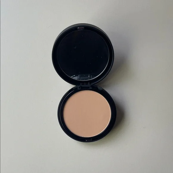 bareMinerals barePro Performance Wear Powder Foundation in Cashmere 06
